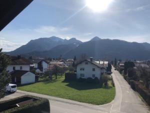 uma vista para uma aldeia com montanhas ao fundo em Alpendomizil Reber 1 em Grassau