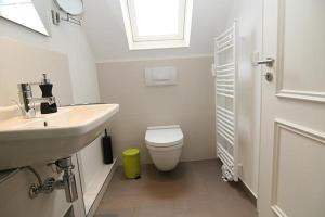 Koupelna v ubytování Südspitze 02 + 7 fotografií