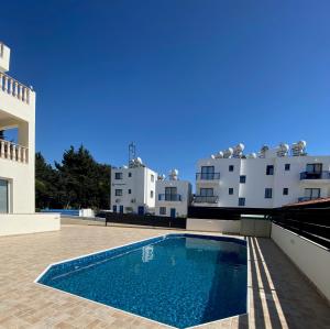 une piscine sur le toit d'un immeuble dans l'établissement Cosy apartment in Kato Paphos with pool access, à Paphos 10 autres photos