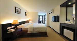 Uma cama ou camas num quarto em ERNES Hotel
