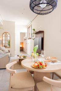 a kitchen and living room with a table and chairs at U-Sense Sevilla Catedral in Seville
