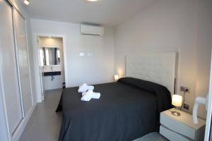 um quarto com uma cama com duas toalhas em 0705 Ap Victoria I em Denia