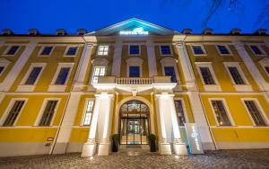 um grande edifício amarelo com uma porta na frente em Motel One Magdeburg em Magdeburg