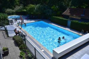 an overhead view of a swimming pool with people in it at Appartement De Torenhoeve NIEUW in Burgh Haamstede