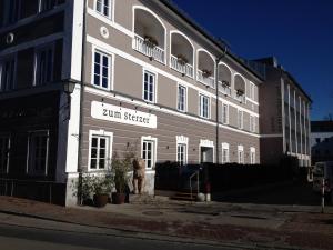 プリーン・アム・キームゼーにあるホテル バイエリッシャー ホフの通りを読む看板のある建物