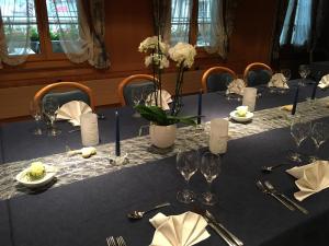 Um restaurante ou outro lugar para comer em Hotel Löwen