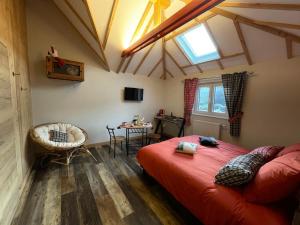 ein Schlafzimmer mit einem großen roten Bett und einem Fenster in der Unterkunft Le Refuge du Rempart in Dambach-la-Ville