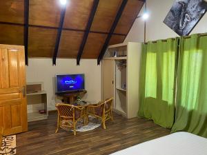 TV tai viihdekeskus majoituspaikassa Mouggae Blues Villas