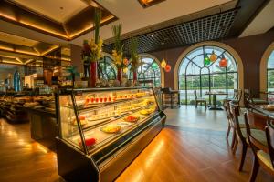 um restaurante com uma vitrine cheia de comida em Waterfront Airport Hotel and Casino em Mactan