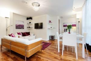 un soggiorno con divano bianco e tavolo di Veeve - Brilliant Barbican a Londra