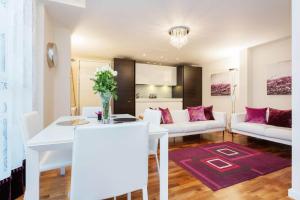 un soggiorno con tavolo bianco e divano di Veeve - Brilliant Barbican a Londra