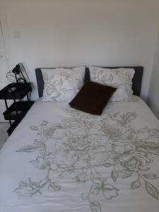 Ένα ή περισσότερα κρεβάτια σε δωμάτιο στο CHAMBRE CHEZ L'HABITANT