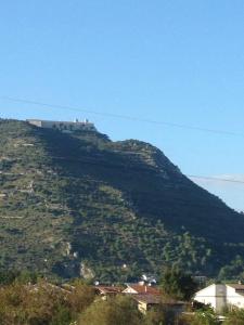 Vista generica sulle montagne o vista sulle montagne dall'interno dell'agriturismo