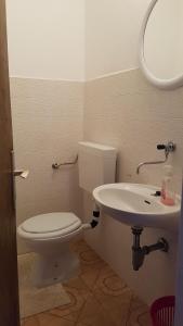 Kúpeľňa v ubytovaní House Fani + 17 fotografií