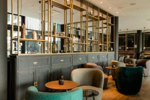 The lounge or bar area at Motel One München-Parkstadt Schwabing