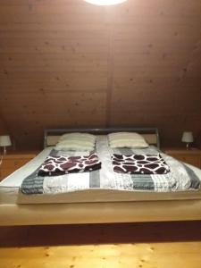 Ένα ή περισσότερα κρεβάτια σε δωμάτιο στο Domek "U Magdy"