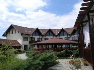 duży budynek z altaną na dziedzińcu w obiekcie Casa Cristina Resort&Spa w mieście Câmpulung