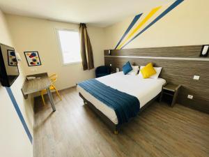 una camera d'albergo con letto, scrivania e letto Sidx Sidx. di Comfort Hotel Dijon Sud - 21600 LONGVIC a Digione
