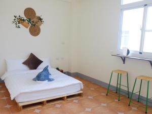 Una cama o camas en una habitación de 亀居Kameshuku 寵物友善
