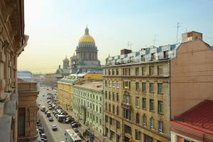 Blick auf eine belebte Stadtstraße mit Gebäuden und Autos in der Unterkunft Petro Palace Hotel in Sankt Petersburg