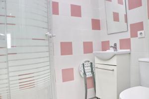 łazienka z umywalką i toaletą w obiekcie Habitación Cañaveral Playa Conil III w mieście Conil de la Frontera +22 zdjęcia