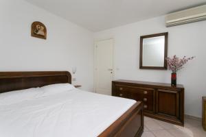 Ένα ή περισσότερα κρεβάτια σε δωμάτιο στο N033 - Numana, bilocale con meraviglioso terrazzo sul mare