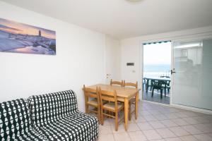 Χώρος καθιστικού στο N033 - Numana, bilocale con meraviglioso terrazzo sul mare +15 φωτογραφίες