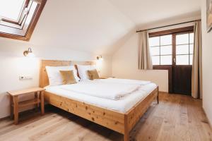 Postel nebo postele na pokoji v ubytování Naturel Hoteldorf Schönleitn + 37 fotografií