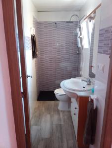 a bathroom with a white sink and a toilet at Apartamento vinamar in Vinarós