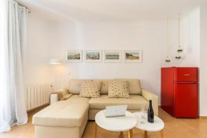 ein Wohnzimmer mit einem Sofa und einem Tisch in der Unterkunft Trendy Homes Almería in Almería