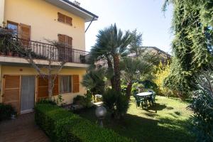 a garden with a table and chairs in front of a house at N043 - Numana, bilocale con giardino in Sirolo