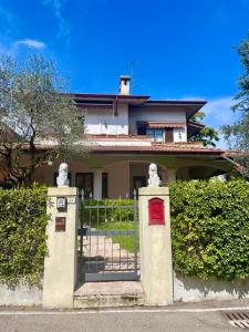 a house with a gate in front of it at B&B Happy Days Affittacamere in Sirmione