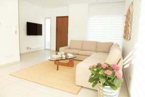 - un salon avec un canapé et une table dans l'établissement Touch Blue Residences, à Larnaka