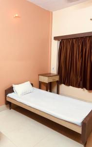 En eller flere senger på et rom på Hotel Nishi Pvt ltd