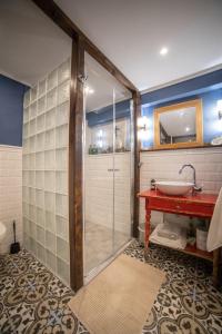 een badkamer met een glazen douche en een wastafel bij Altstadtzimmer in Laufenburg