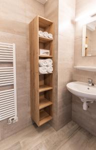 a bathroom with a sink and a toilet and towels at Boutique Resort Schaardijk vakantiewoning in Scharendijke