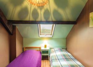 Duas camas num pequeno quarto com uma janela em Maison de 2 chambres avec jardin clos et wifi a Criel sur Mer em Criel-sur-Mer