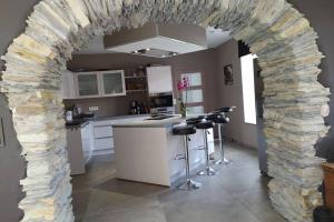 een boog in een keuken met een stenen muur bij Le repaire Ardennais in Rossart