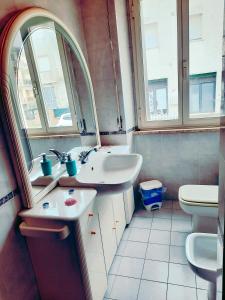 a bathroom with two sinks and a toilet at LA STELLA DEL MARE in Marina di Grosseto