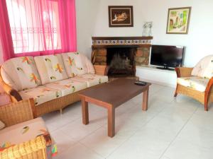 sala de estar con sofá y chimenea en 0125 Villa La Marina, en Balcón del Mar