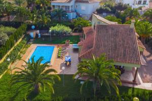 een luchtzicht op een huis met een zwembad bij 0350 Villa Elefante Tia in Jávea