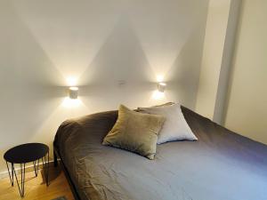 une chambre avec un lit avec deux oreillers dessus dans l'établissement Apartment Zin in Zee, à Knokke-Heist