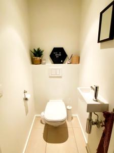 une salle de bain avec toilettes et lavabo dans l'établissement Apartment Zin in Zee, à Knokke-Heist