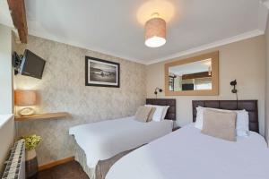 a bedroom with two beds and a mirror at Host & Stay - Rosedale House in Richmond