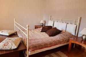 - une chambre avec un lit, une table en bois et deux lampes dans l'établissement L'Armance - Magnifique Maison typique morvan avec piscine, à Nuars 21 autres photos