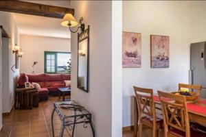 蒂納霍的住宿－Finca la costa，客厅配有红色的沙发和桌子