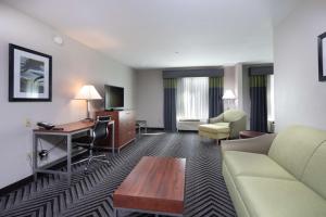 TV a/nebo společenská místnost v ubytování Best Western Inn & Suites San Mateo - San Francisco Airport