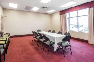 uma sala de conferências com mesa e cadeiras em Super 8 by Wyndham Mississauga em Mississauga