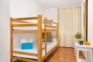 Habitación con literas en un albergue en Santa Susanna Sunrise Apartment en Santa Susanna