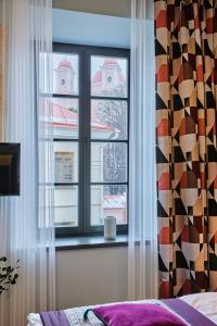a window with a view of a building at ROOMA Apartments in Vilnius